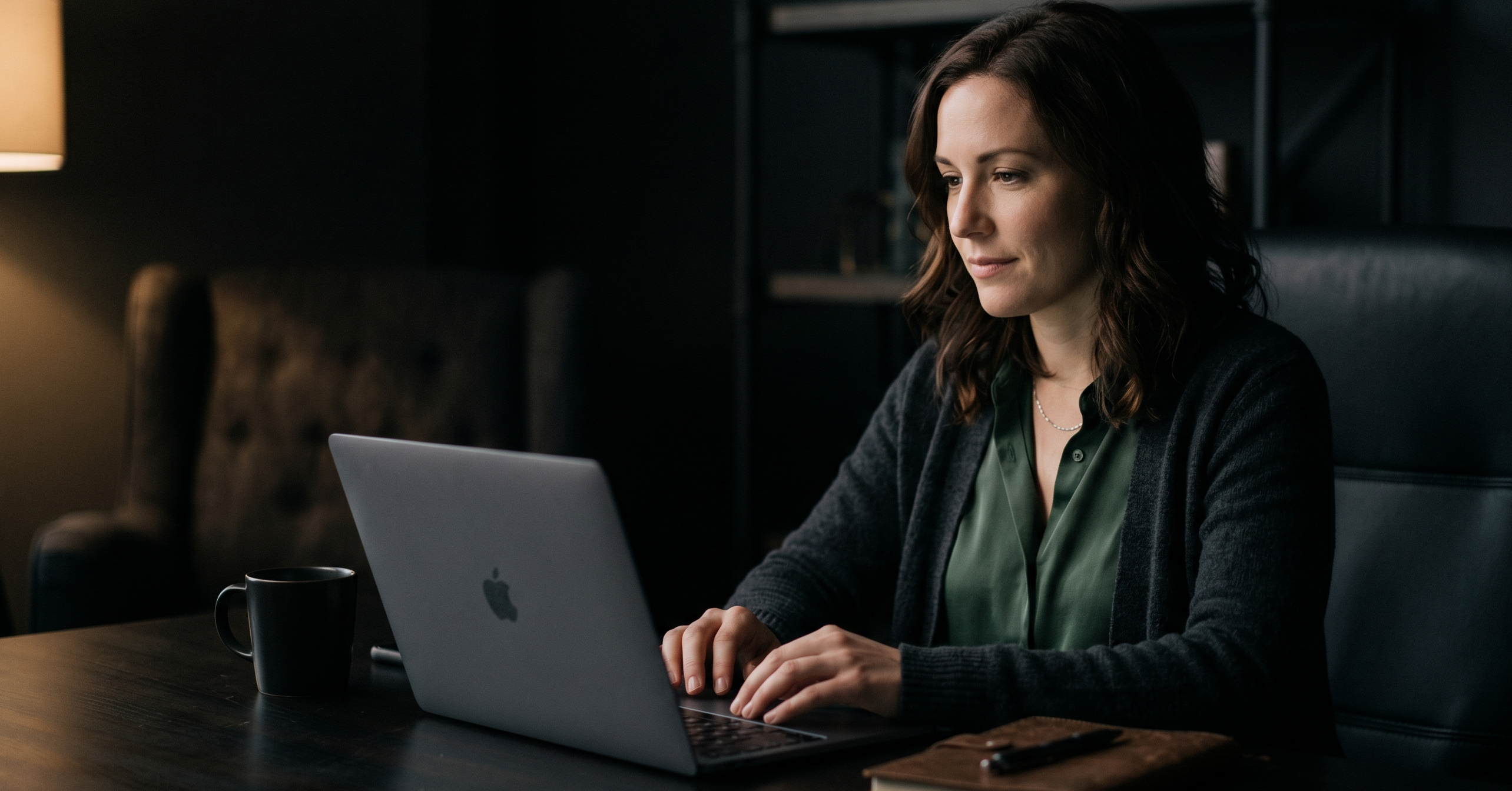 Frau am Laptop Compliance Kurs